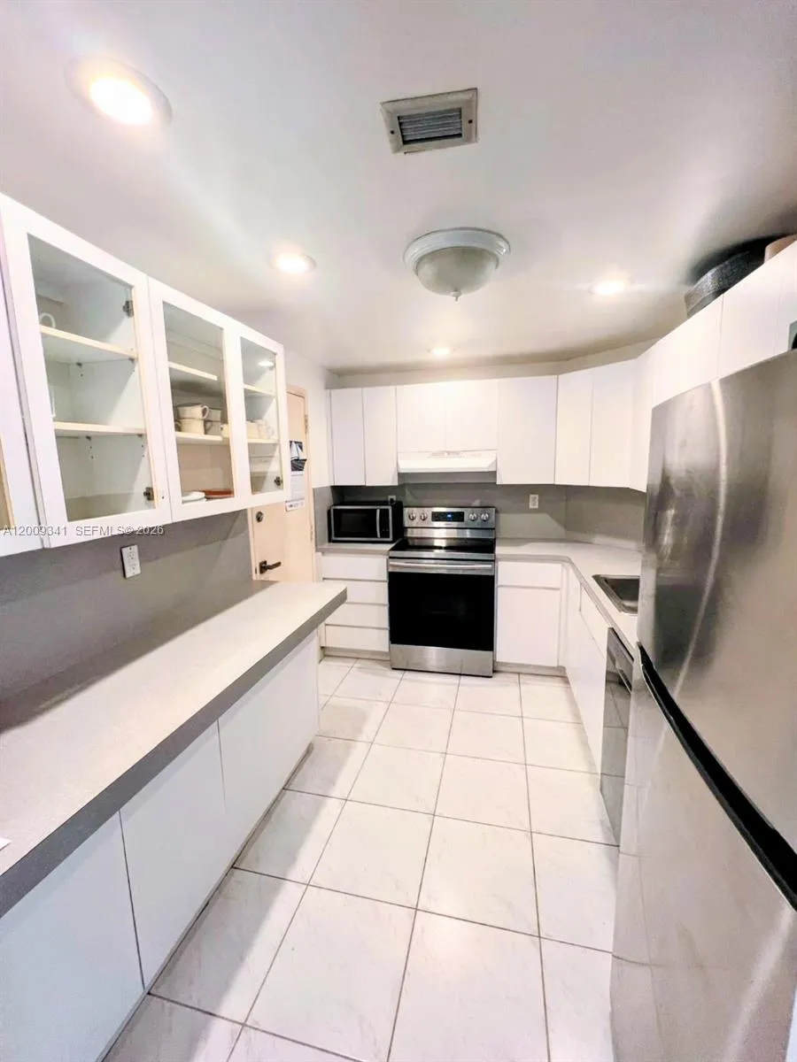 300 Bayview Dr # 915, Sunny Isles Beach FL 33160