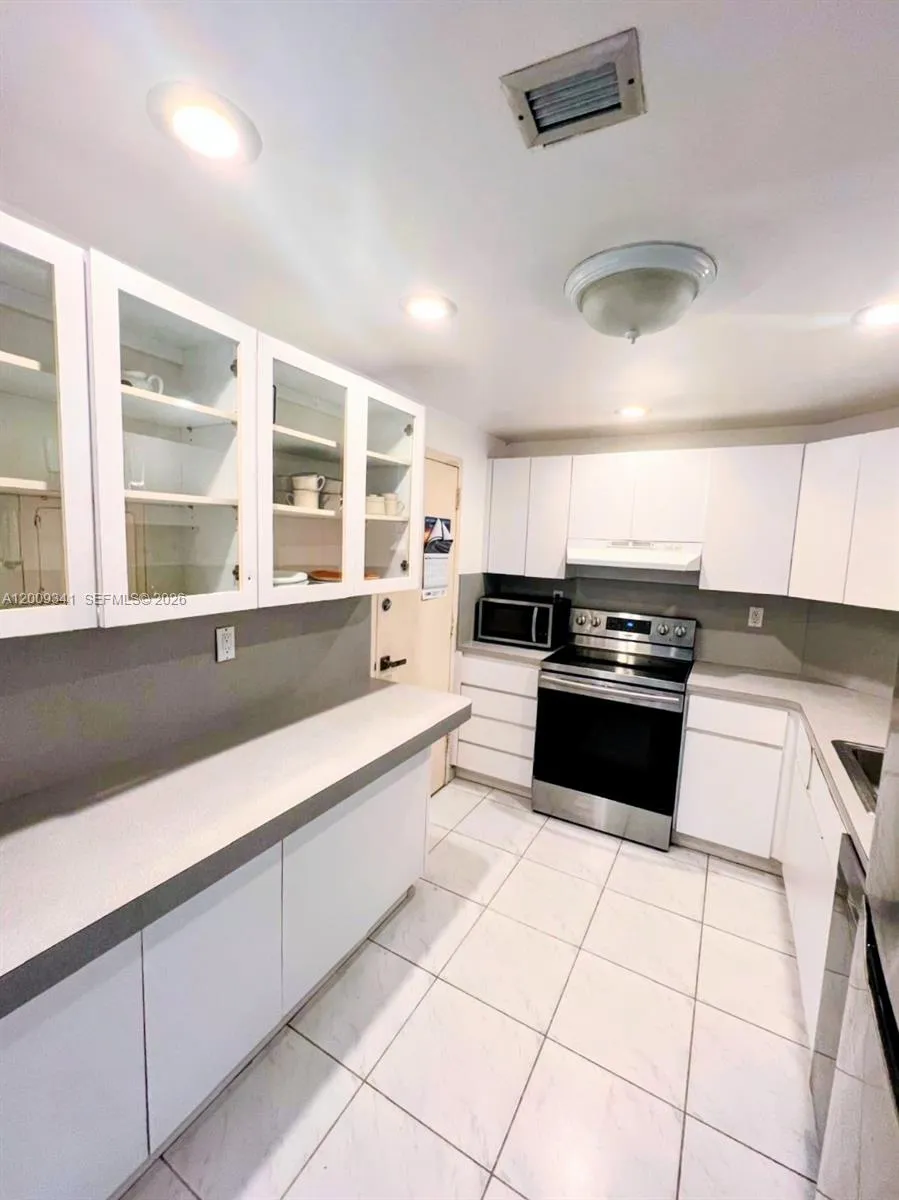 300 Bayview Dr # 915, Sunny Isles Beach FL 33160