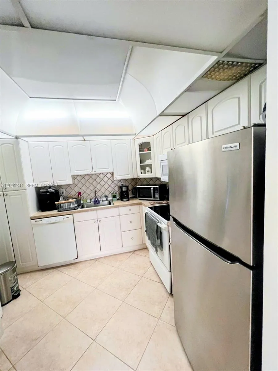 300 Bayview Dr # 915, Sunny Isles Beach FL 33160