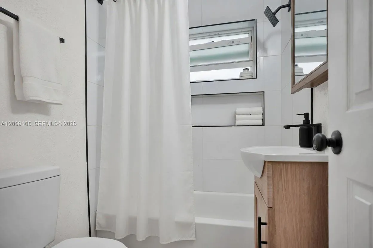 2113 NW 93rd St, Miami FL 33147