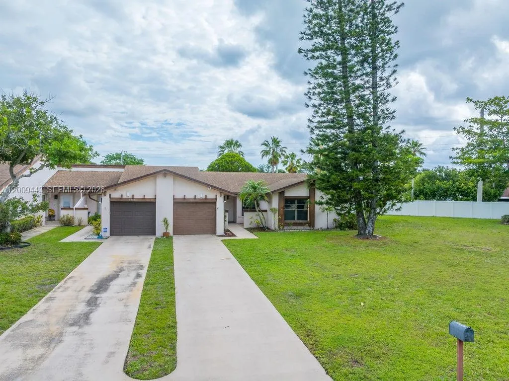 6125 Elsinore Cir, Green Acres FL 33463