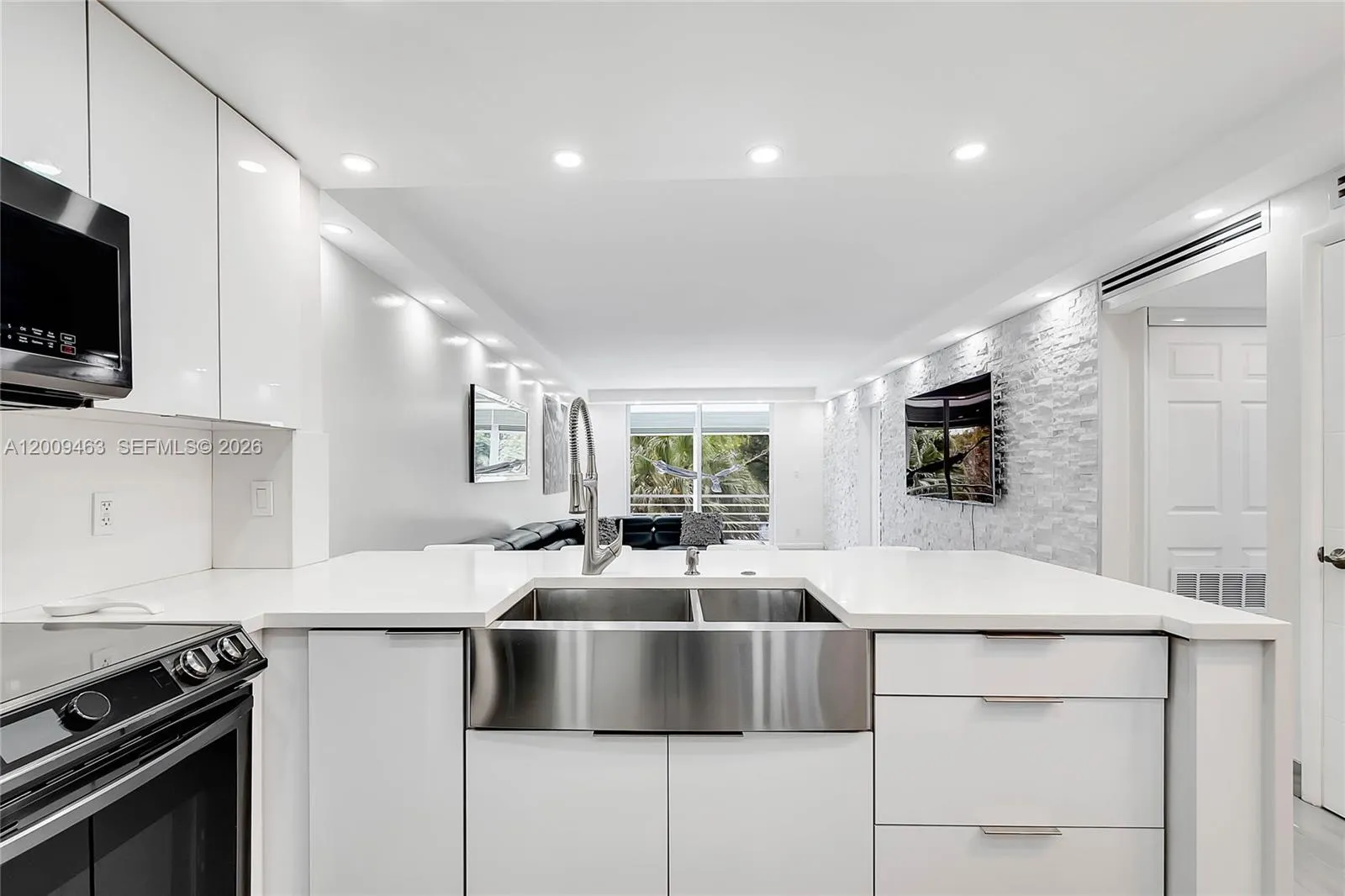 5260 NW 11th St # 201, Plantation FL 33313