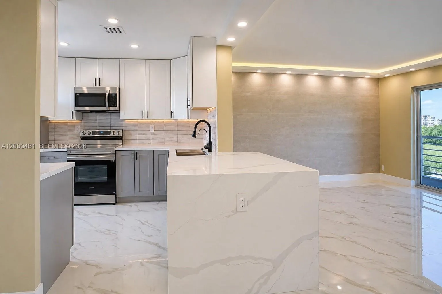 1000 NE 14th Ave # 712, Hallandale Beach FL 33009