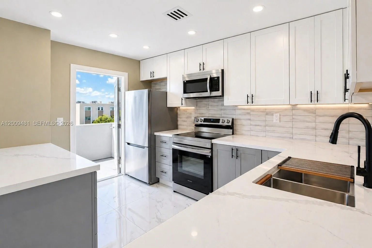 1000 NE 14th Ave # 712, Hallandale Beach FL 33009