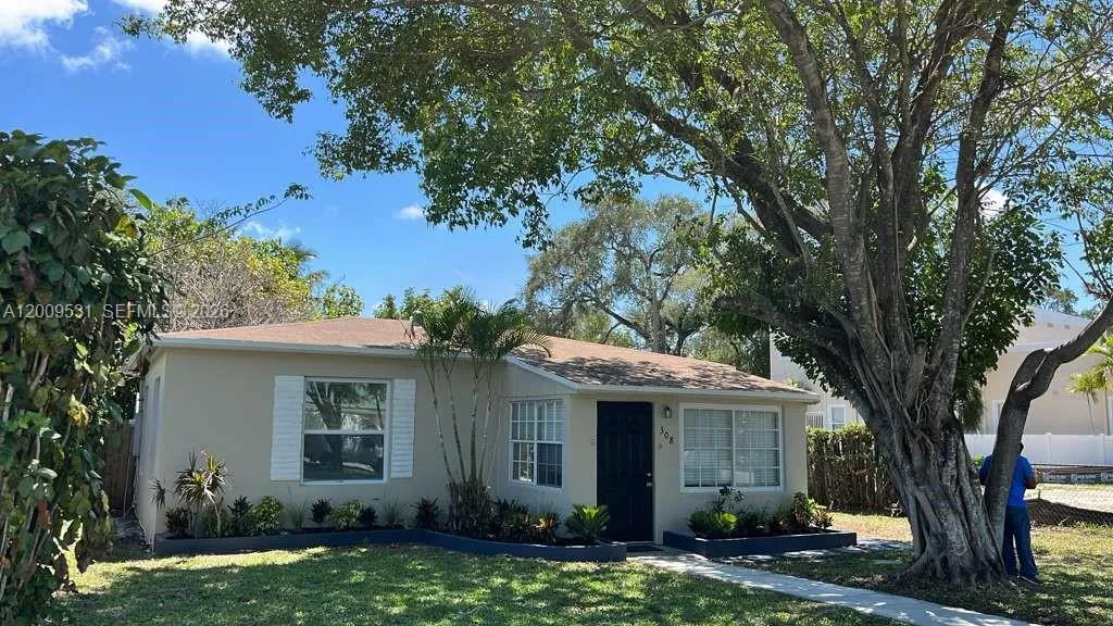 308 SW 16th St, Fort Lauderdale FL 33315