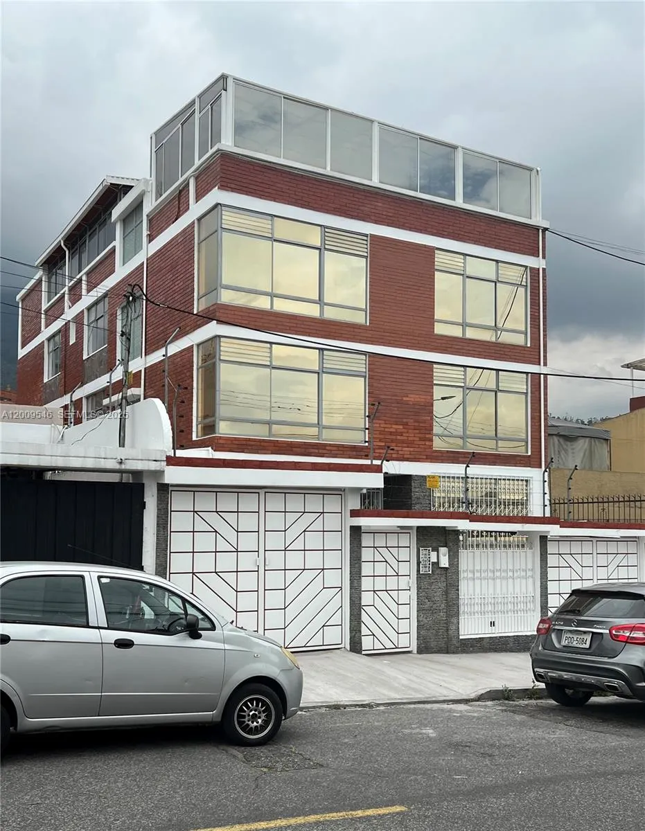 N35-95 Calle Manuela Sáenz, FL