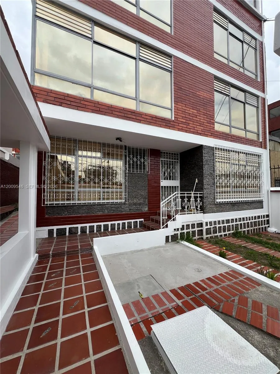 N35-95 Calle Manuela Sáenz, FL