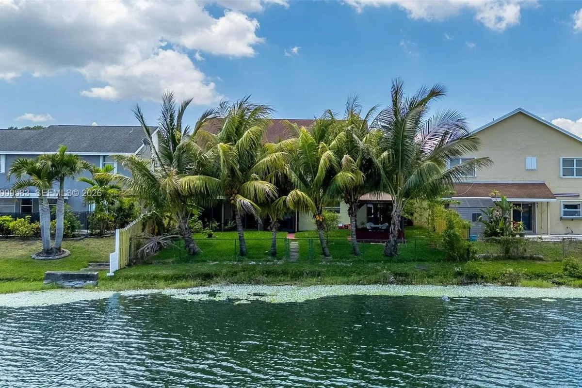1001 SW 100th Ter, Pembroke Pines FL 33025