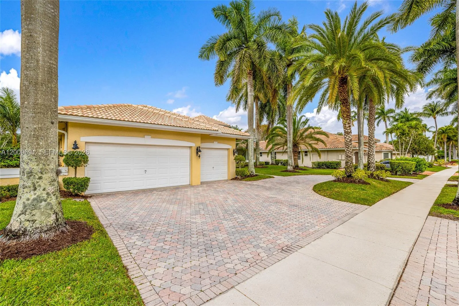 2477 Poinciana Dr, Weston FL 33327