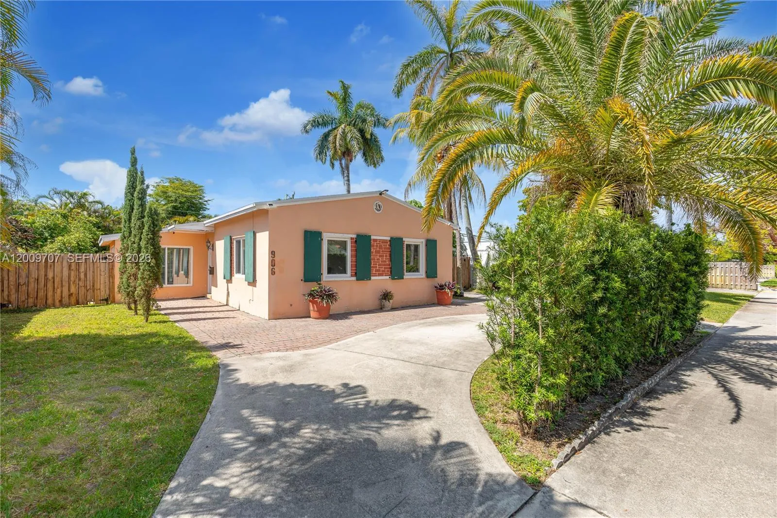 906 NE 5th St, Hallandale Beach FL 33009