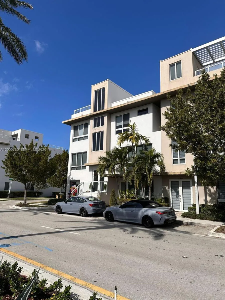 10471 NW 66th St, Doral FL 33178