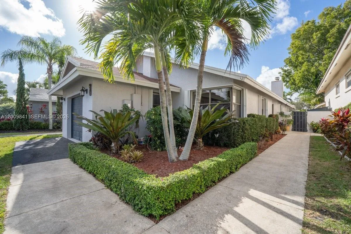 575 Lakeside Cir, Sunrise FL 33326
