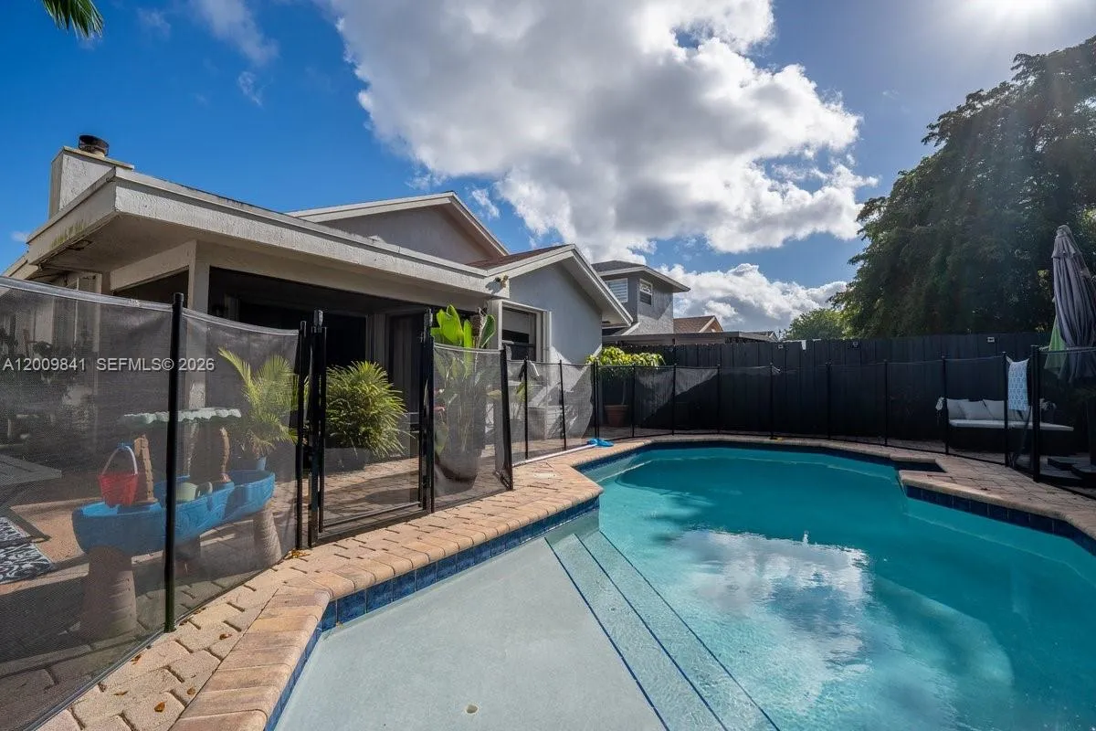 575 Lakeside Cir, Sunrise FL 33326
