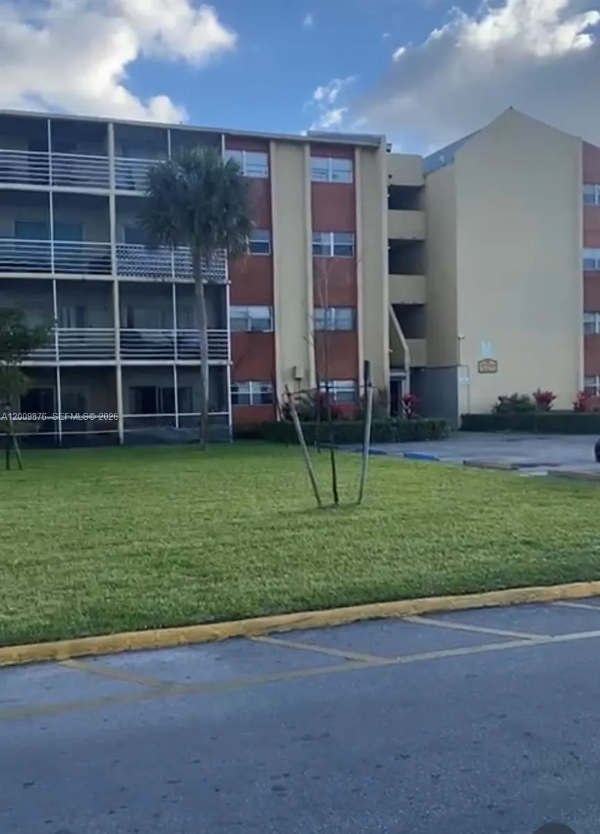 3710 NW 21st St # 305, Lauderdale Lakes FL 33311