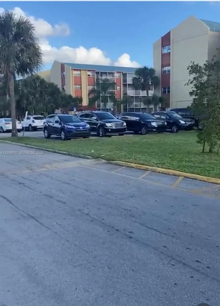 3710 NW 21st St # 305, Lauderdale Lakes FL 33311