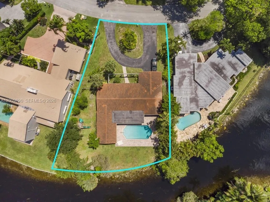 620 Lake Dasha Cir, Plantation FL 33324