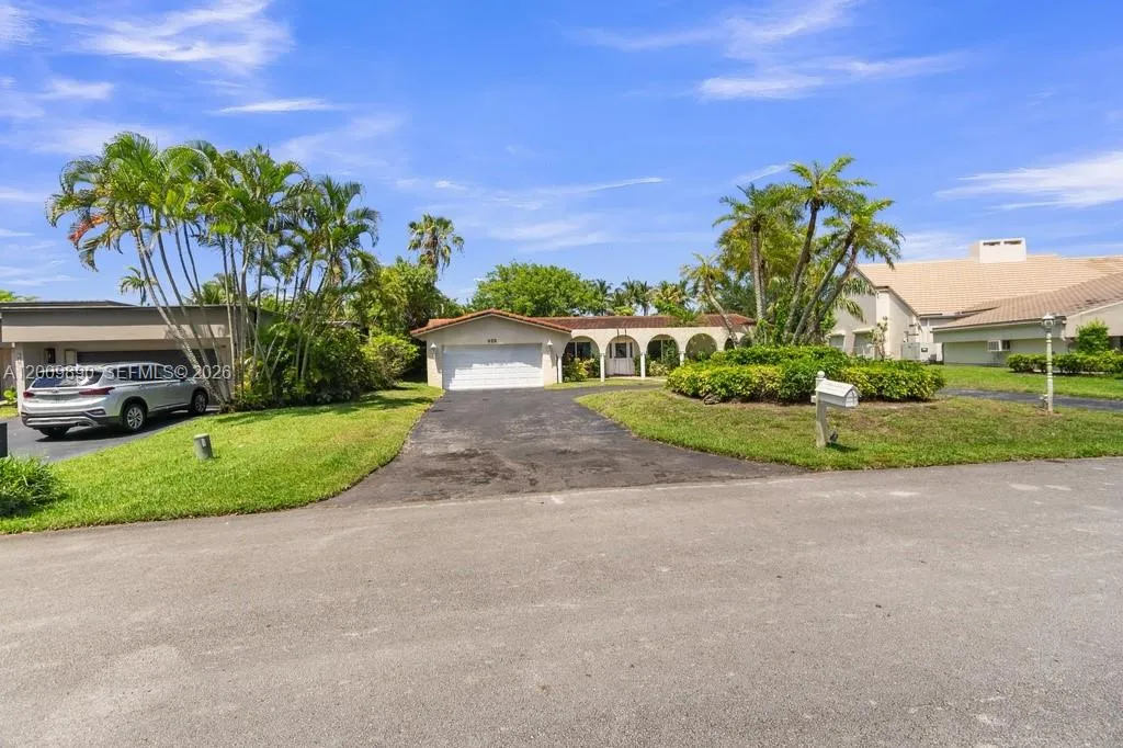 620 Lake Dasha Cir, Plantation FL 33324
