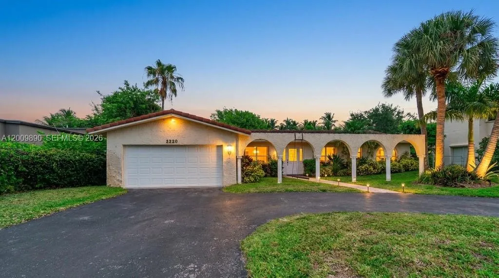 620 Lake Dasha Cir, Plantation FL 33324