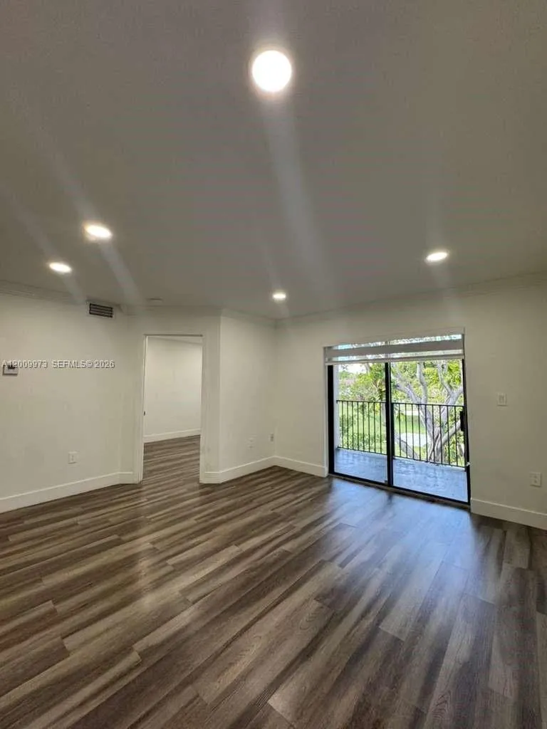 300 W Palm Cir W # 307, Pembroke Pines FL 33025