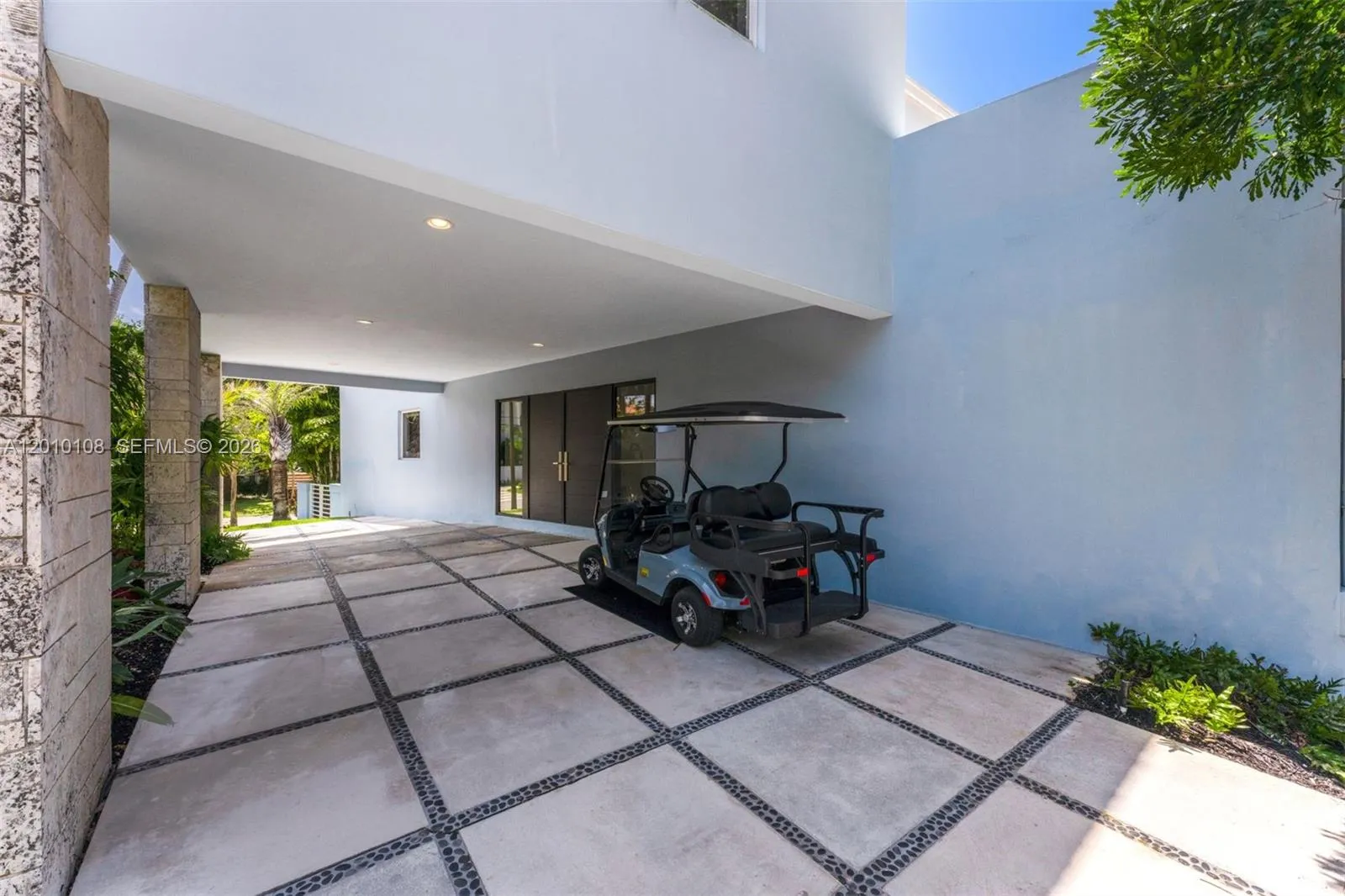 690 Warren Ln, Key Biscayne FL 33149