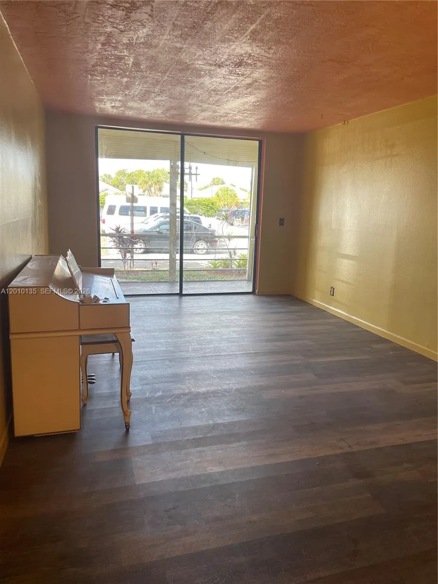 2861 Somerset Dr # 107, Lauderdale Lakes FL 33311