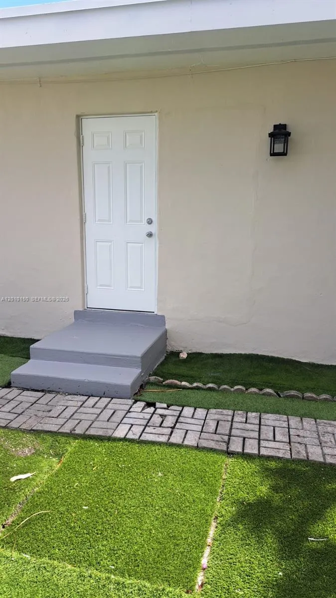 2457 NW 35th St # B, Miami FL 33142