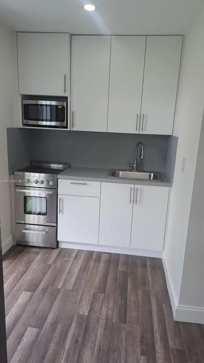 2457 NW 35th St # B, Miami FL 33142