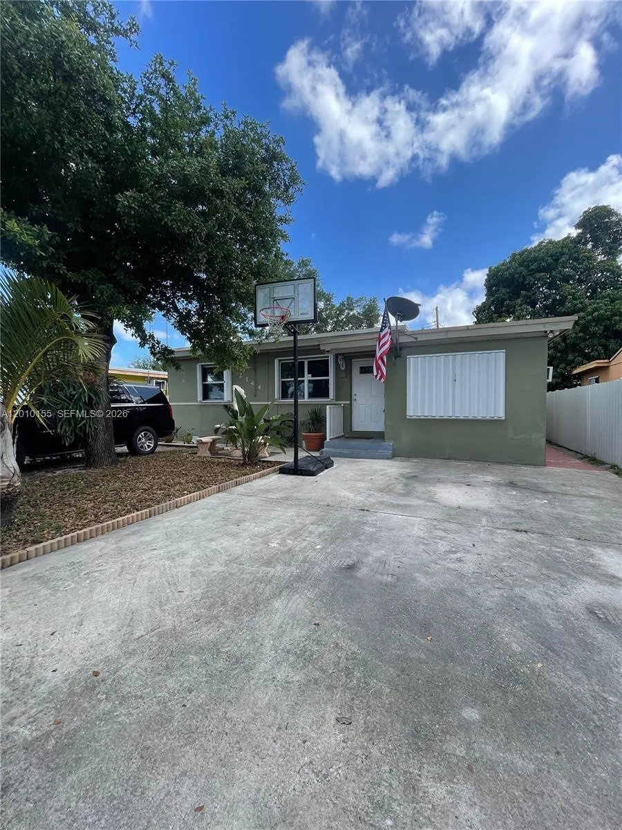 2144 NW 85th St, Miami FL 33147