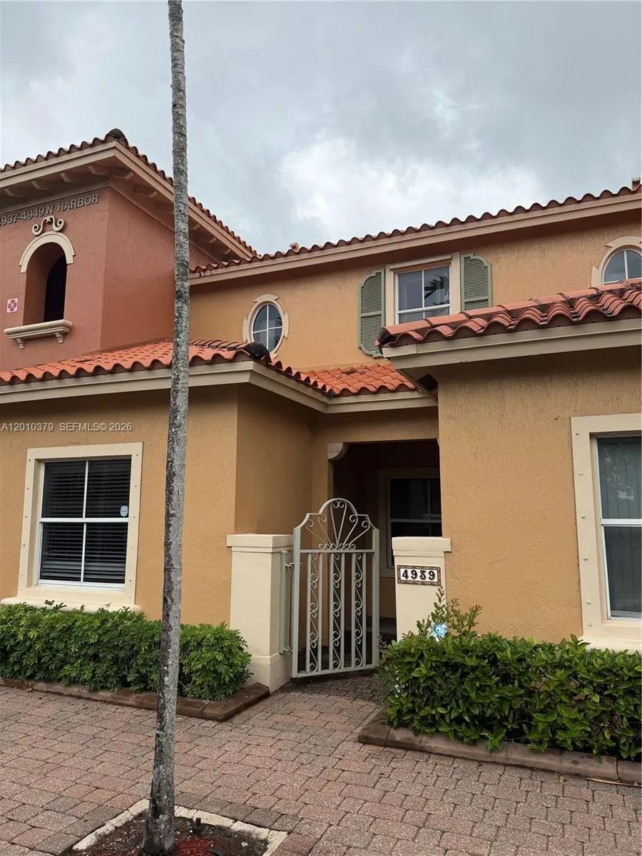 4939 N Harbor Isles Dr # 106, Dania Beach FL 33312