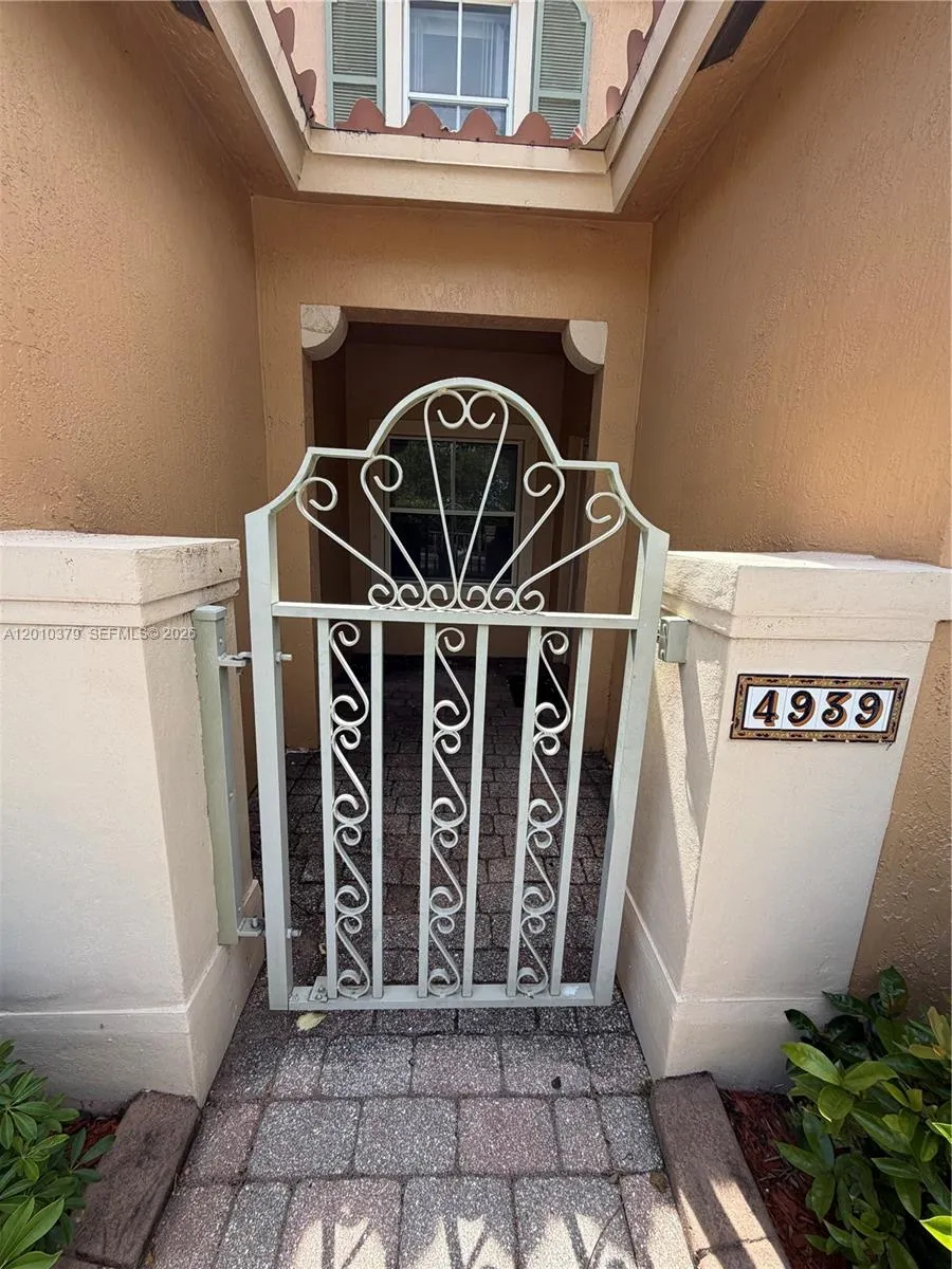 4939 N Harbor Isles Dr # 106, Dania Beach FL 33312
