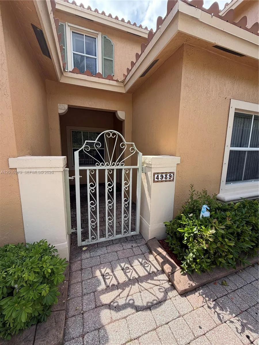 4939 N Harbor Isles Dr # 106, Dania Beach FL 33312