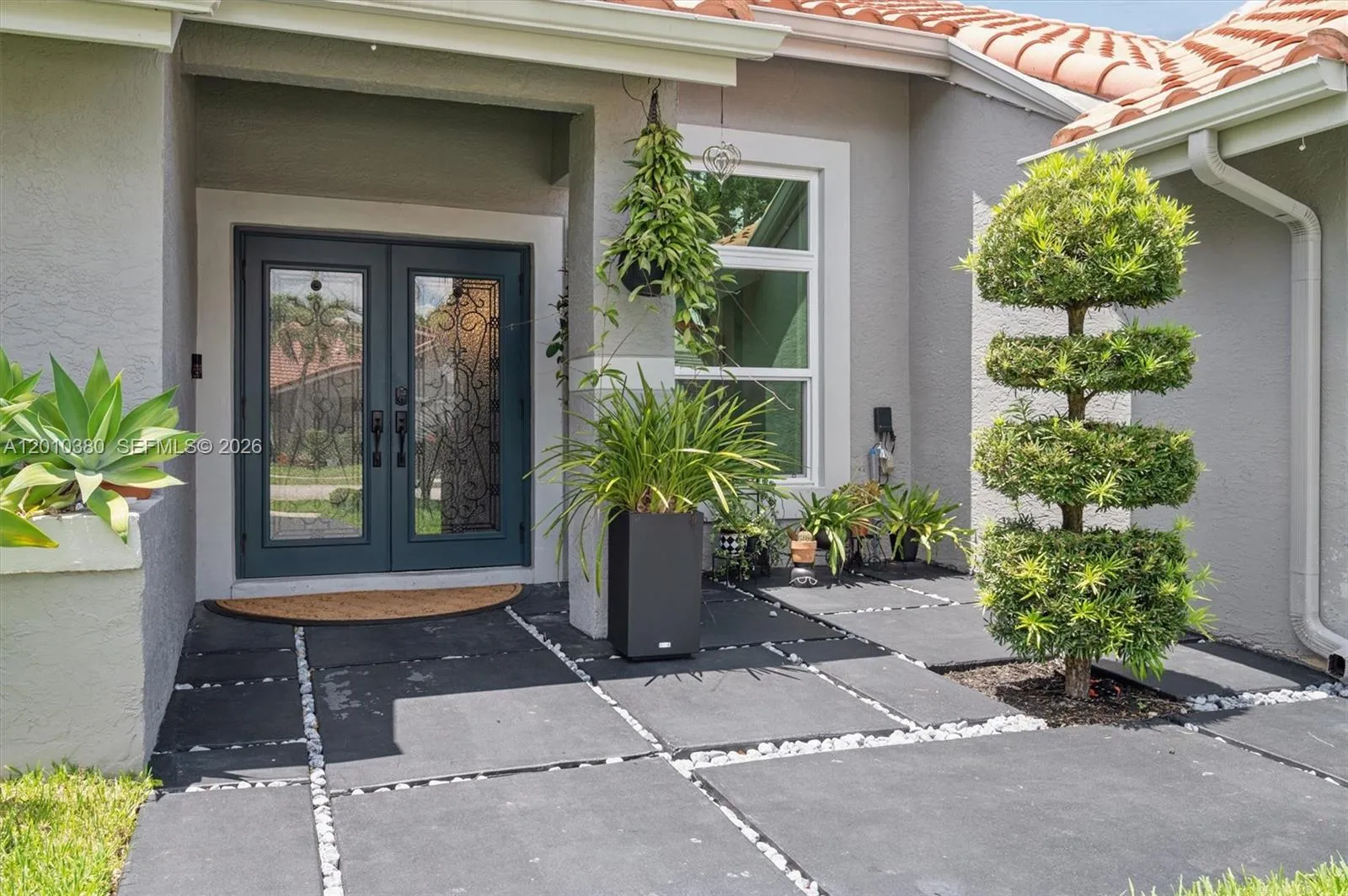 811 Amherst Ave, Davie FL 33325