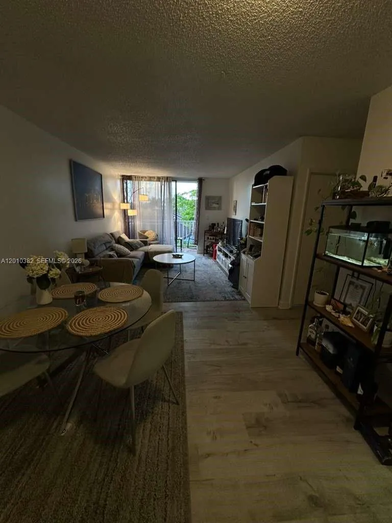 8261 NW 8th St # 423, Miami FL 33126