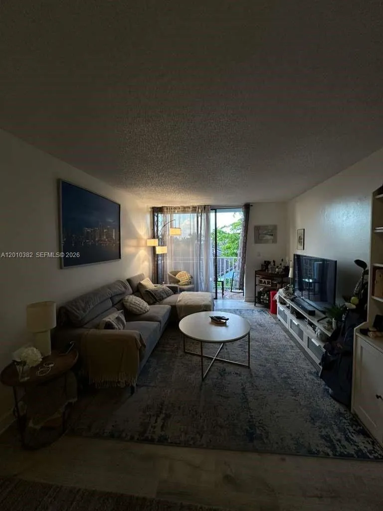 8261 NW 8th St # 423, Miami FL 33126