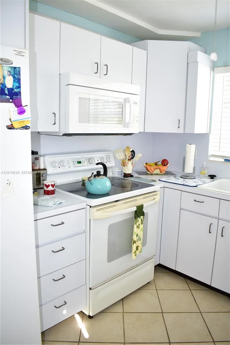9321 Sunrise Lakes Blvd # 201, Sunrise FL 33322