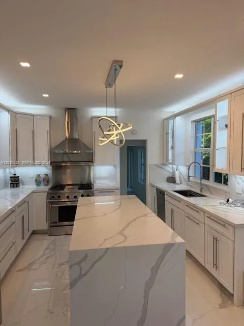 5824 Alton Rd, Miami Beach FL 33140
