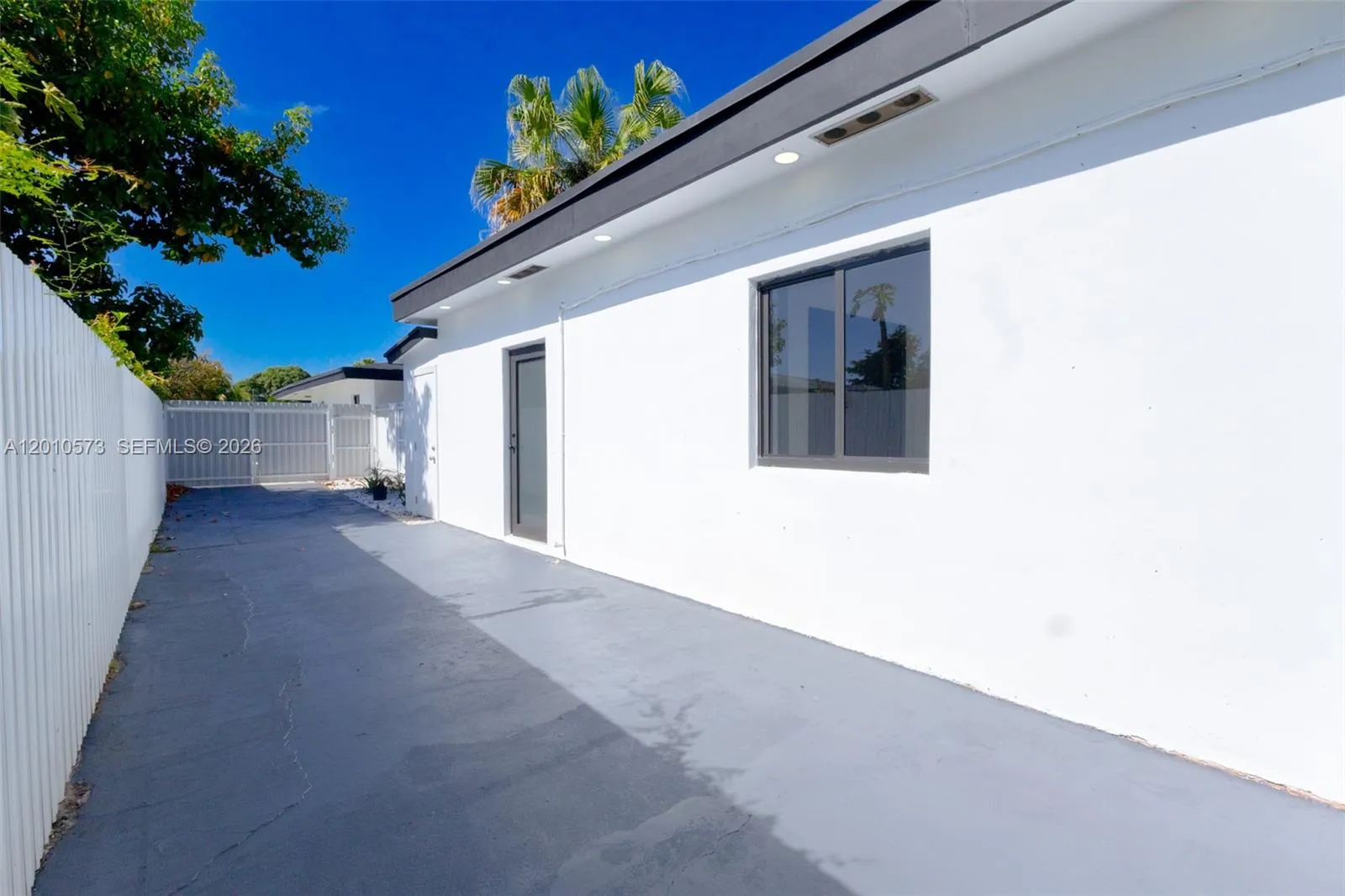 571 NW 152nd St, Miami FL 33169