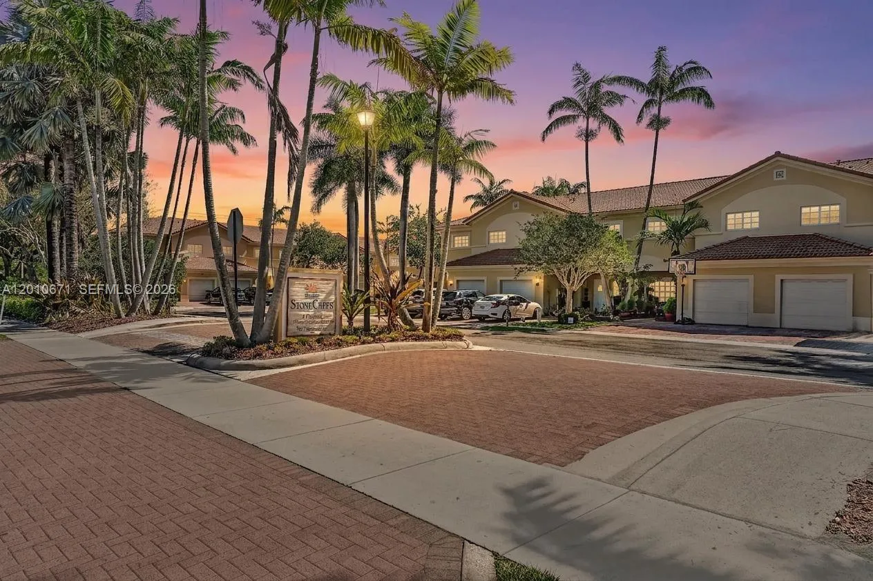 7659 N Stonecreek Cir, Davie FL 33024