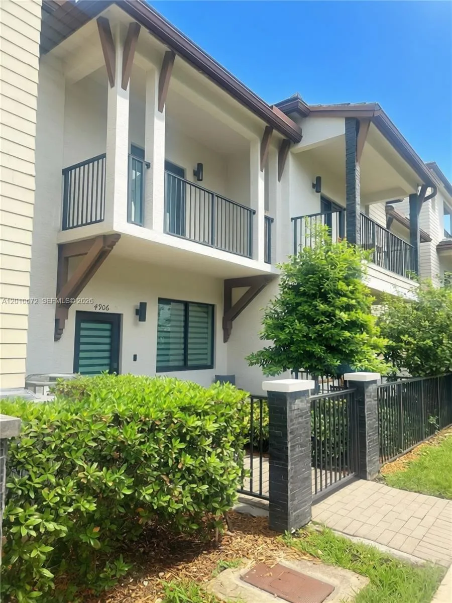 4906 NW 83rd Path, Doral FL 33166