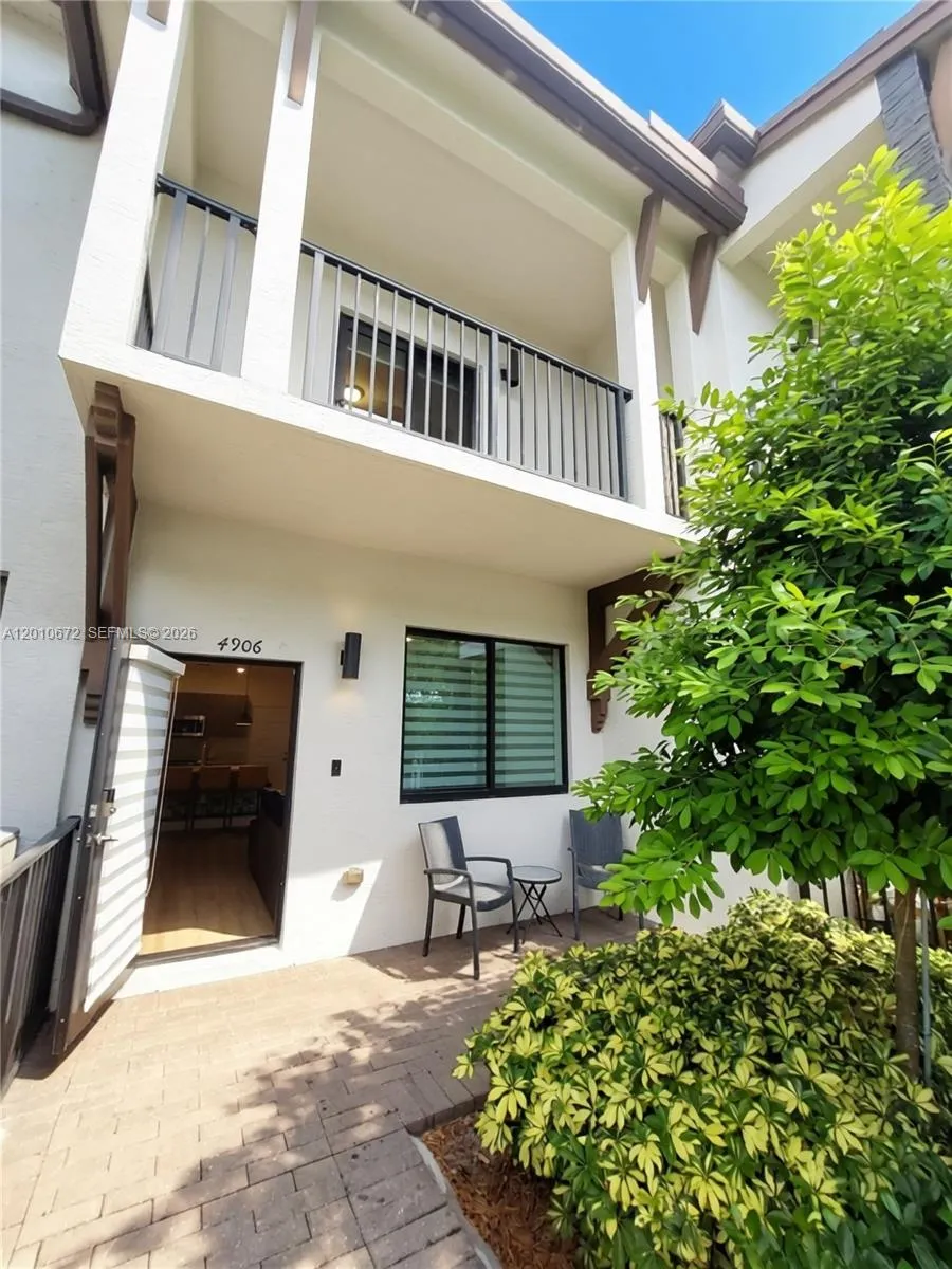 4906 NW 83rd Path, Doral FL 33166