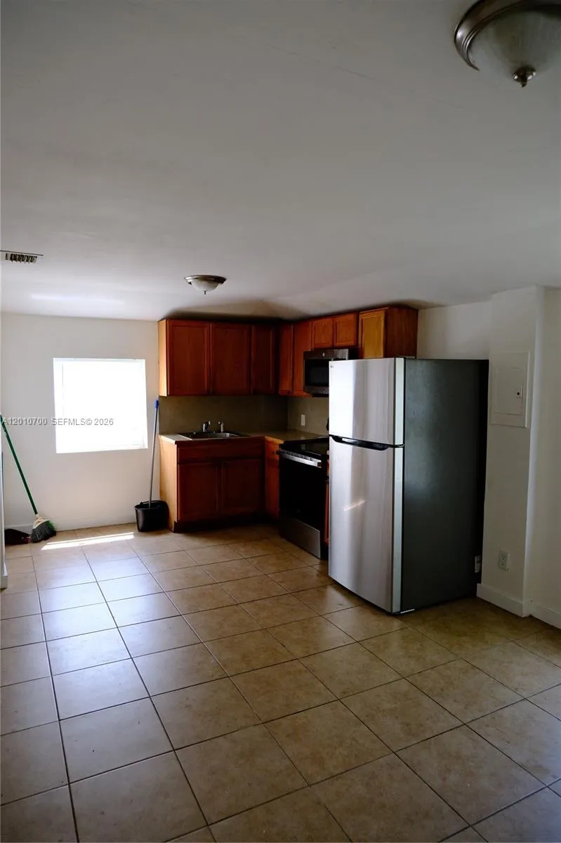 1455 NE 146th St # B, Miami FL 33161