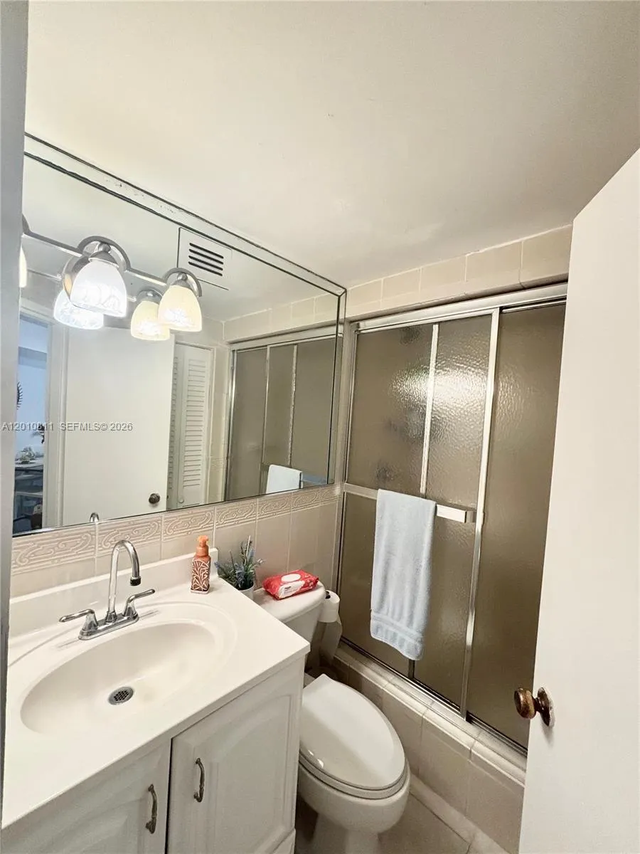 999 Brickell Bay Dr # 1905, Miami FL 33131