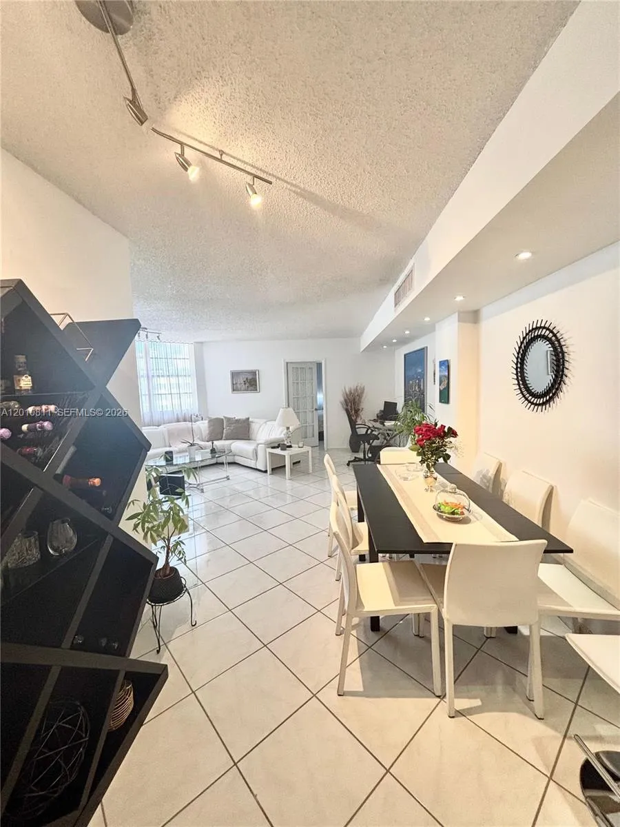 999 Brickell Bay Dr # 1905, Miami FL 33131