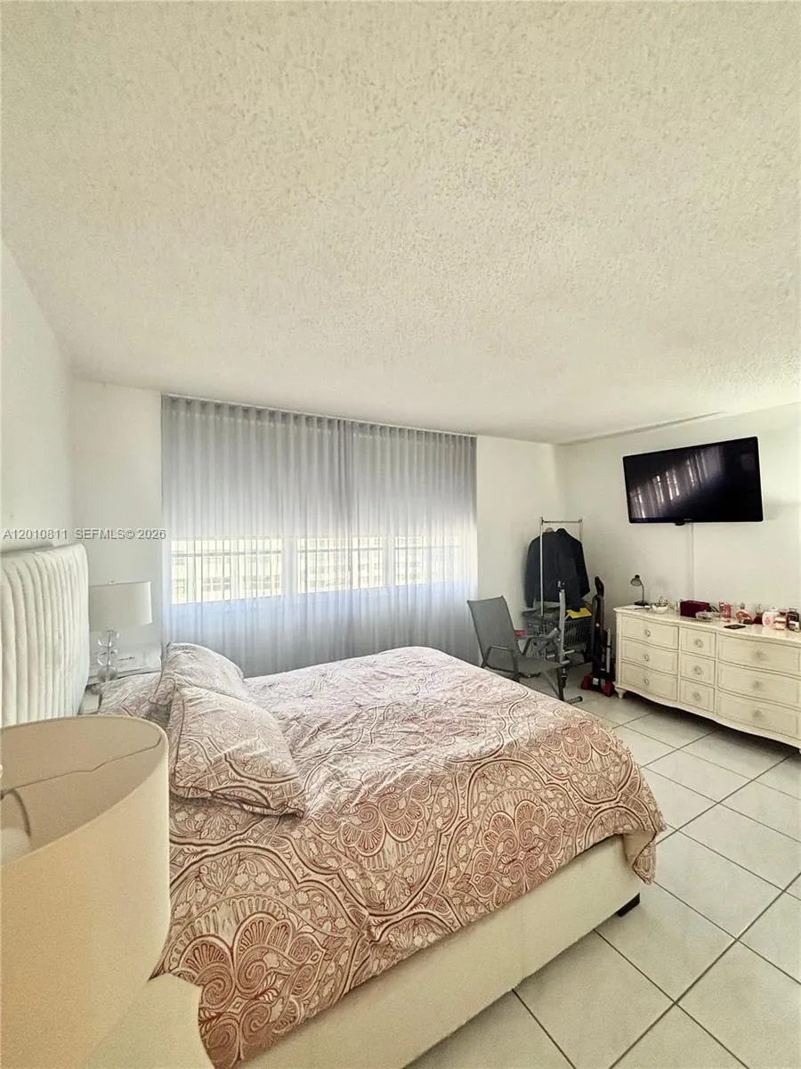 999 Brickell Bay Dr # 1905, Miami FL 33131