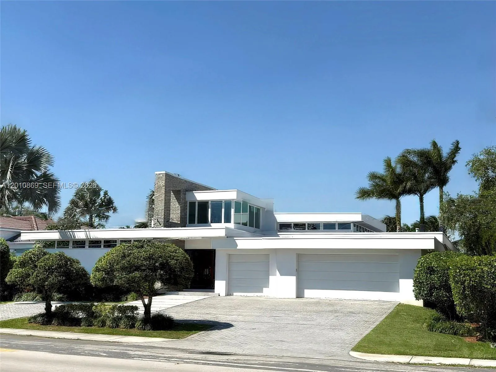 907 Diplomat Pkwy, Hallandale Beach FL 33009