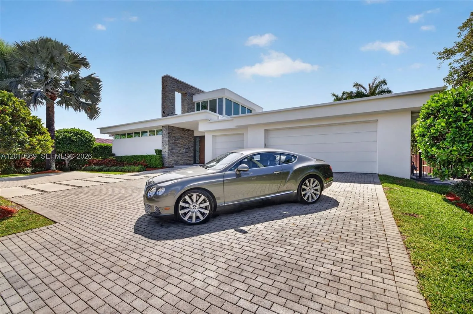 907 Diplomat Pkwy, Hallandale Beach FL 33009