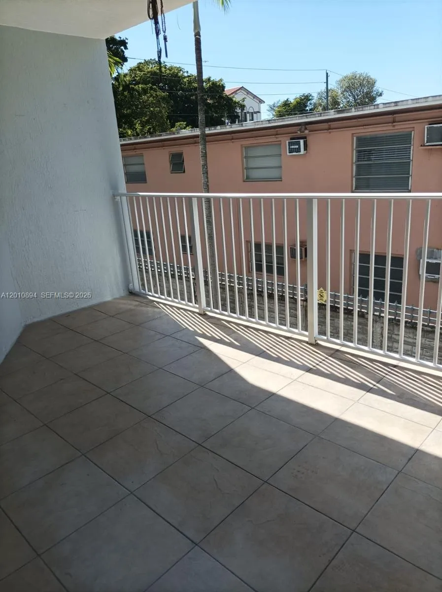 637 SW 3rd St # 206, Miami FL 33130