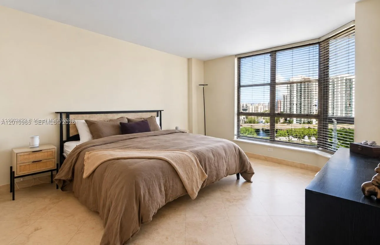 3600 Mystic Pointe Dr # 1209, Aventura FL 33180