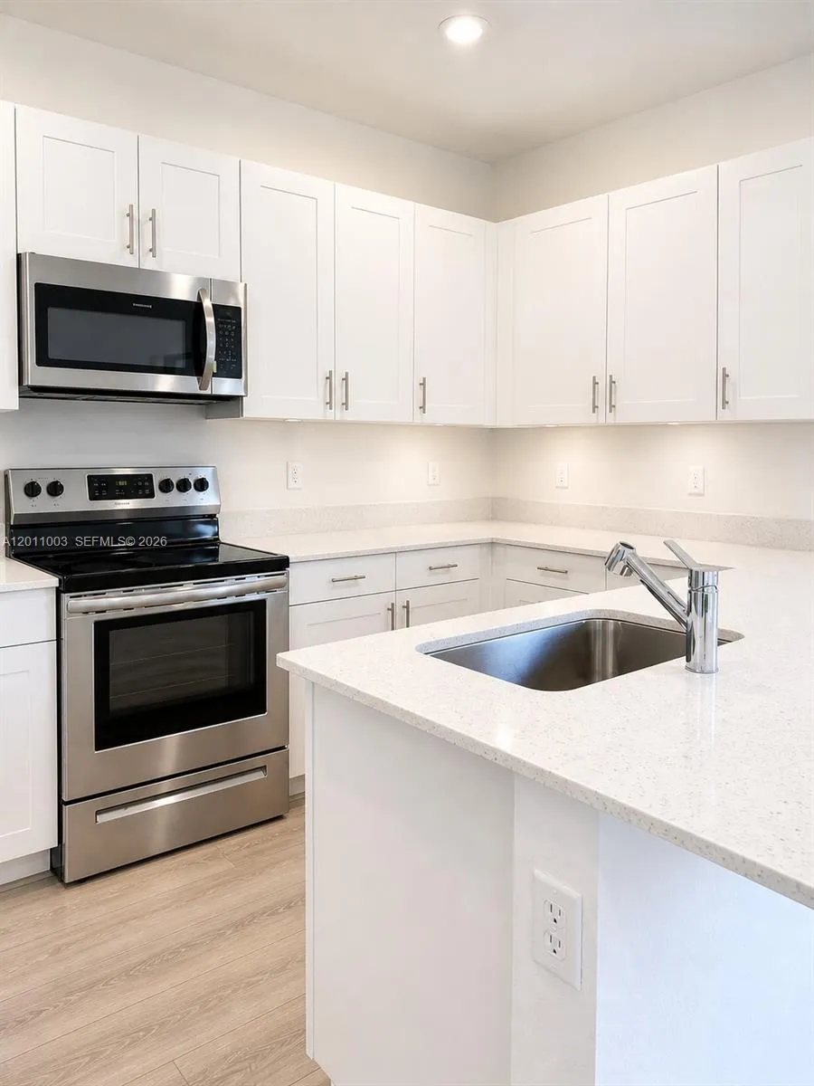 925 NE 211th St # 925, Miami FL 33179