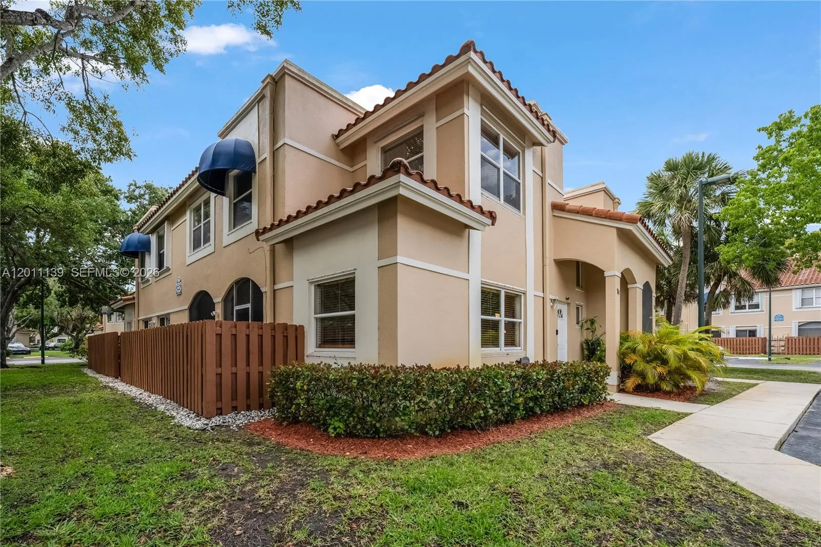 595 Racquet Club Rd # 19, Weston FL 33326